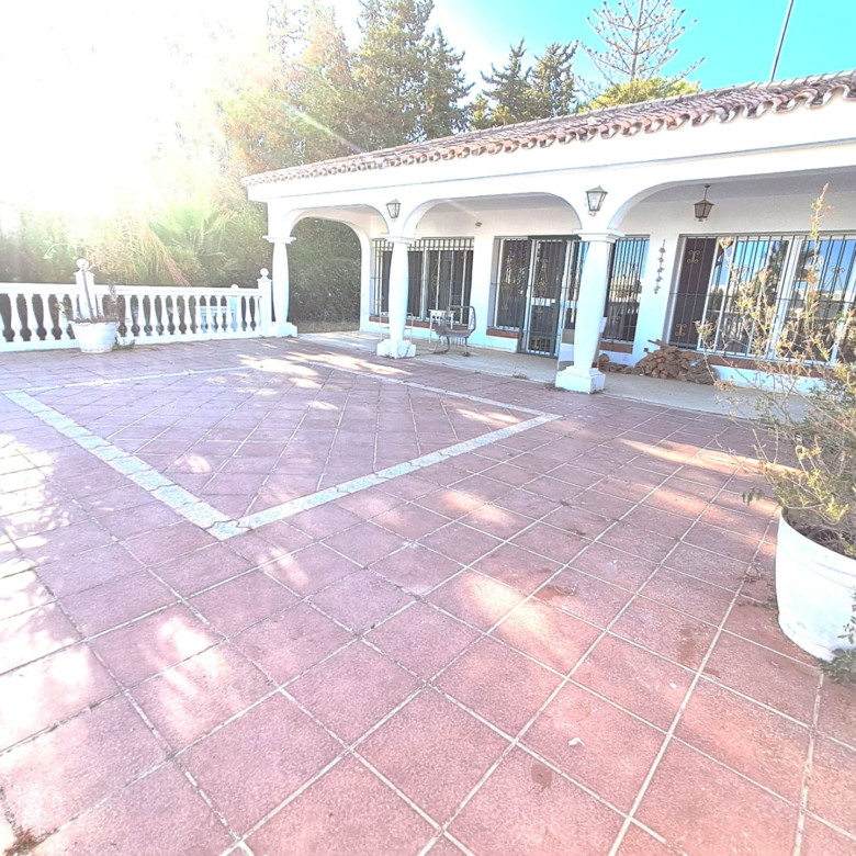 RENOVATION OPPORTUNITY IN EL PARAISO