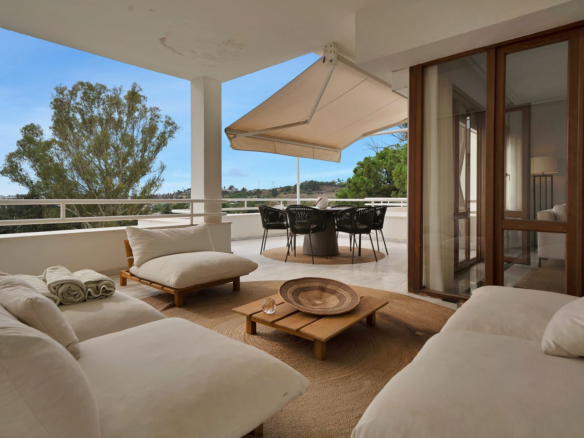 Recently renovated, west-facing middle-floor apartment within the exclusive gated community