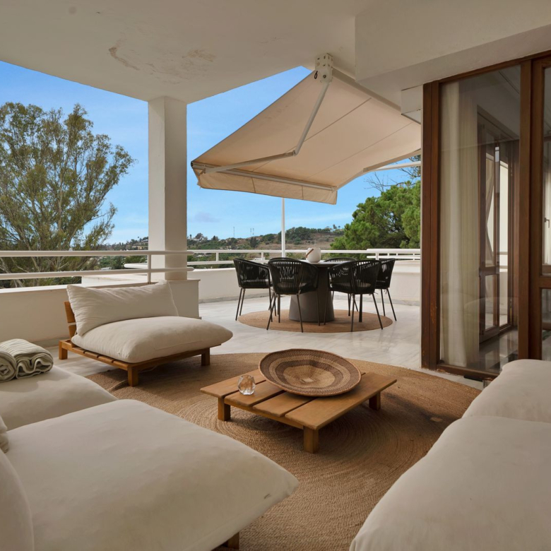 Recently renovated, west-facing middle-floor apartment within the exclusive gated community