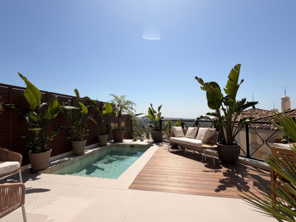 Renovated 3 Bedroom Apartment with private pool, sea & mountain views in Nueva Andalucía