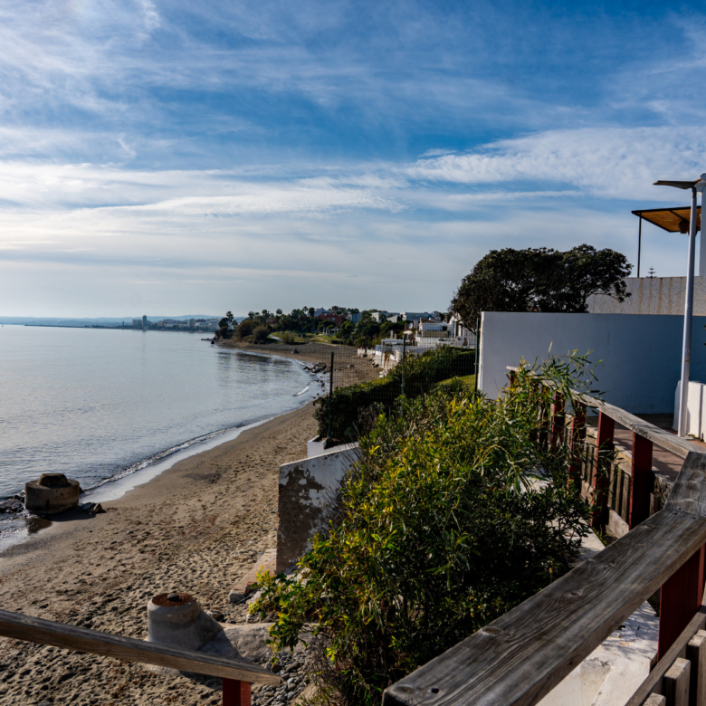 Renovated townhouse with direct private access to the beach - New Golden Mile