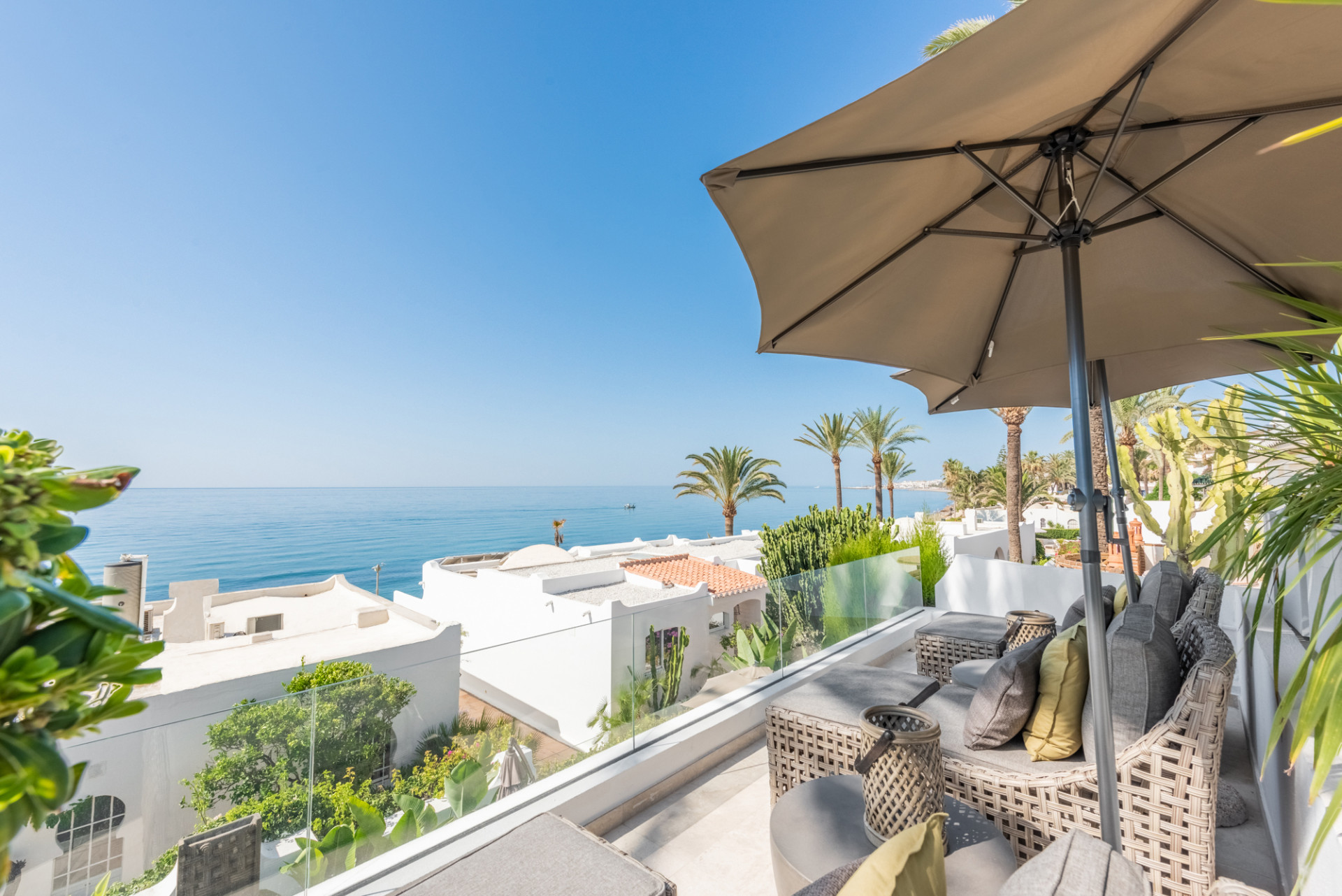 Scandi-Stil Design Bungalow im Strand Oasis Club auf Marbellas Goldene Meile.
