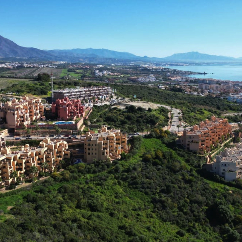 Semi-Furnished Apartment in the Exclusive Urb. Coto Real