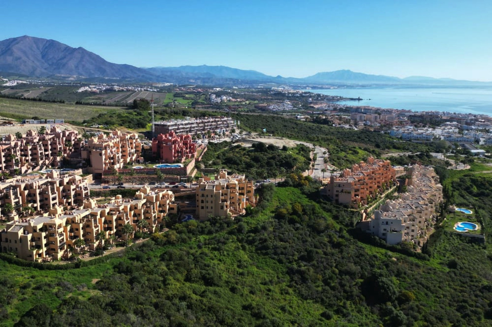Semi-Furnished Apartment in the Exclusive Urb. Coto Real