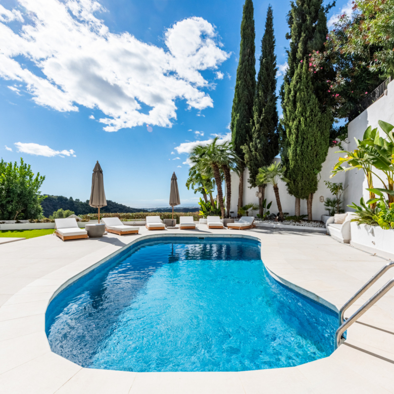 Semi-detached house with amazing viewings