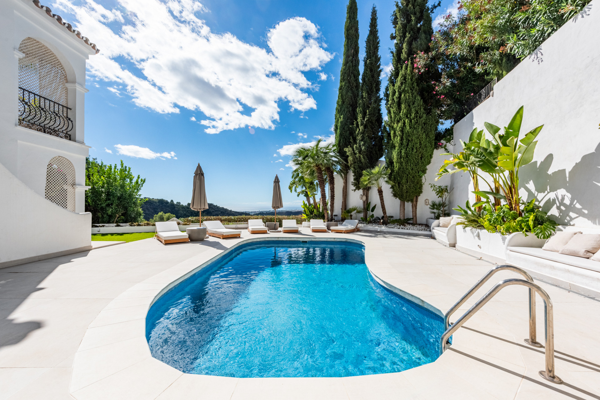 Semi-detached house with amazing viewings