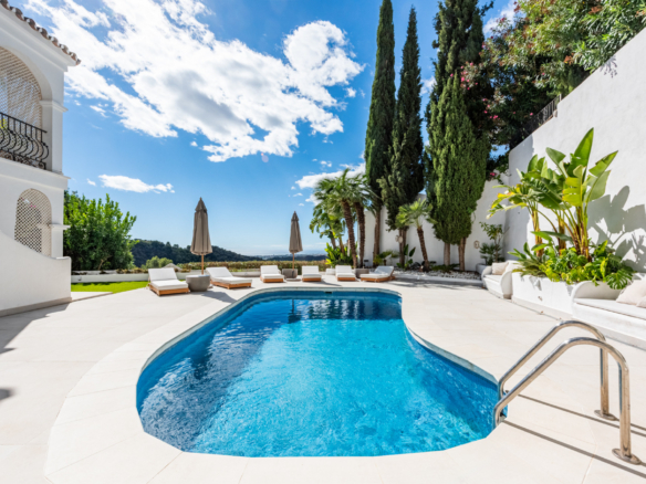 Semi-detached house with amazing viewings