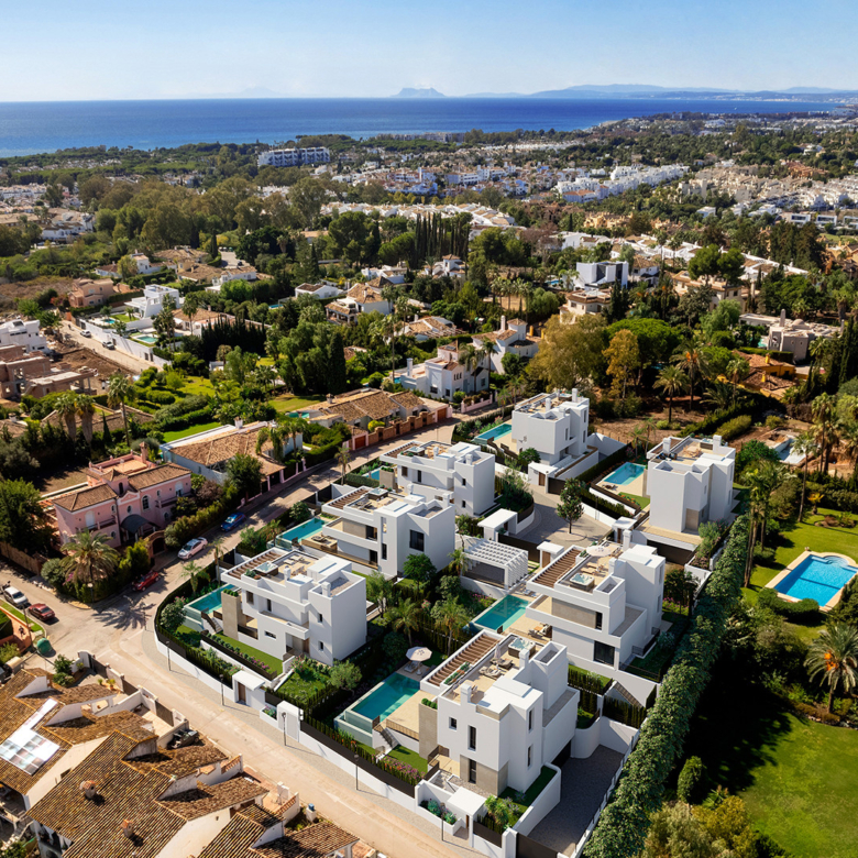 Seven luxury villas in a prime location close to the beach and Puerto Banús and in walking distance to Golf Club