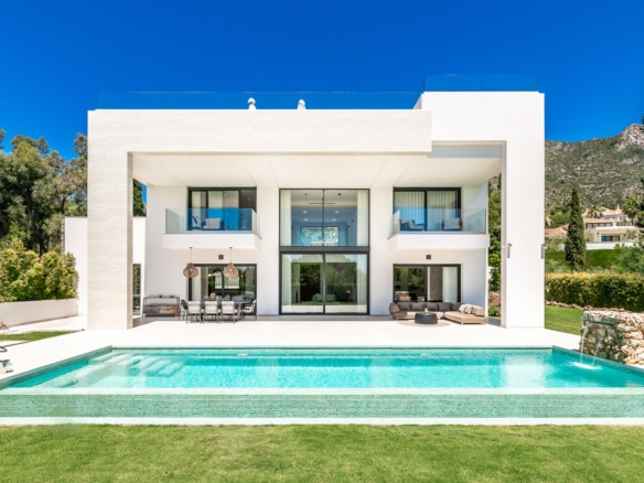 Sleek Contemporary Villa mit Panoramablick in Cascada de Camojan