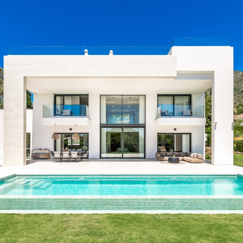 Sleek Contemporary Villa mit Panoramablick in Cascada de Camojan