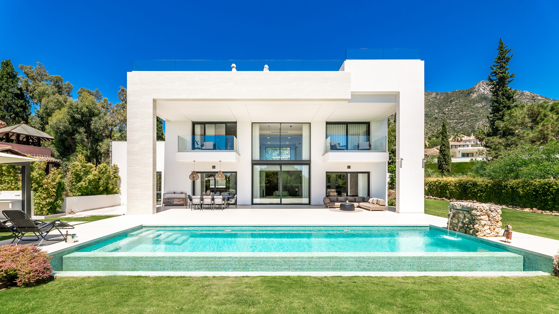Sleek Contemporary Villa mit Panoramablick in Cascada de Camojan