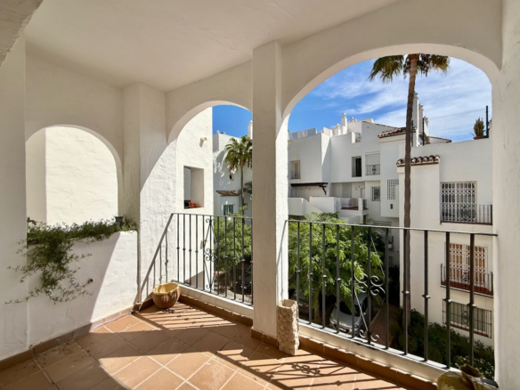 Spacious apartment with views over Duquesa Golf, close to the marina, Manilva