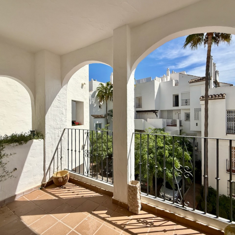 Spacious apartment with views over Duquesa Golf, close to the marina, Manilva