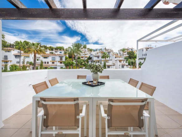 Spacious, light-filled two-bedroom penthouse in the exclusive Ivy Residence