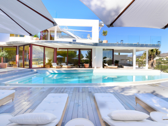 Spectacular South-East Faceing Four-Level Contemporary Villa with Sea and Mountain Views in the Heart of Nueva Andalucía; Golf Valley