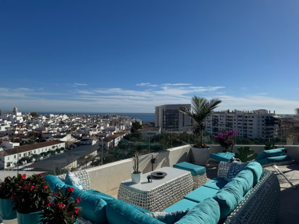 Spektakuläres, zeitgenössisches Penthouse mit Panoramablick auf das Meer und die Berge – Estepona Stadt