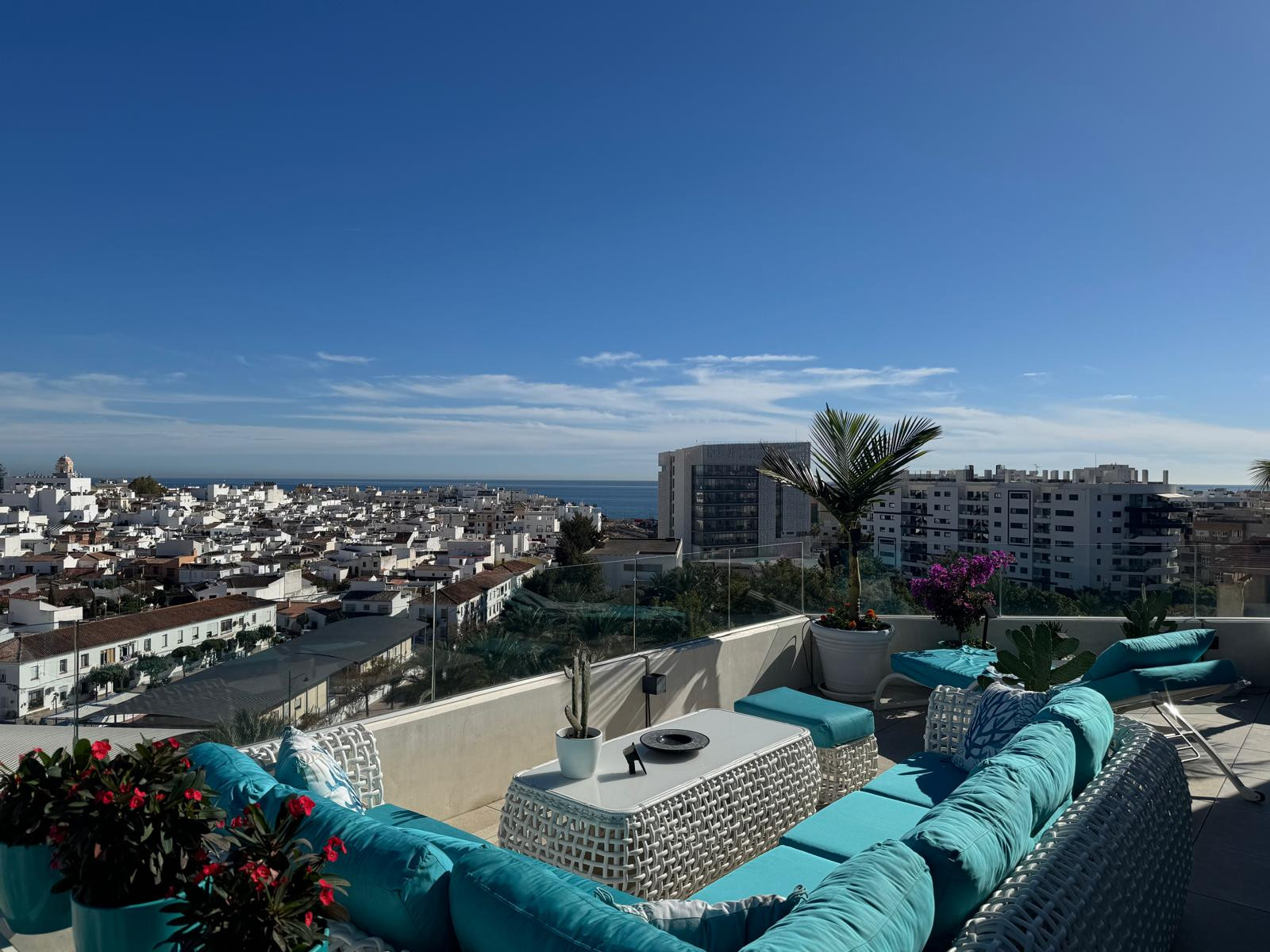 Spektakulares zeitgenossisches Penthouse mit Panoramablick auf das Meer und die Berge – Estepona Stadt