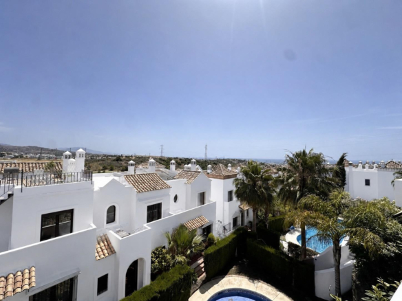 Stadthaus in erster Golflinie, 3 Schlafzimmer, 3 Badezimmer und private Garage, in Azata Golf, Estepona West
