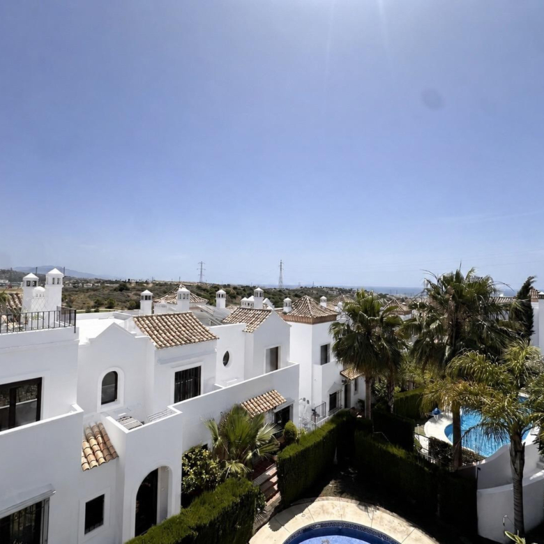 Stadthaus in erster Golflinie, 3 Schlafzimmer, 3 Badezimmer und private Garage, in Azata Golf, Estepona West