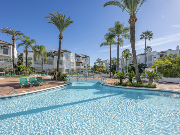 Strandnahes Erdgeschoss-Apartment mit 3 Schlafzimmern zum Verkauf in Costalita Cádiz, Estepona | New Golden Mile