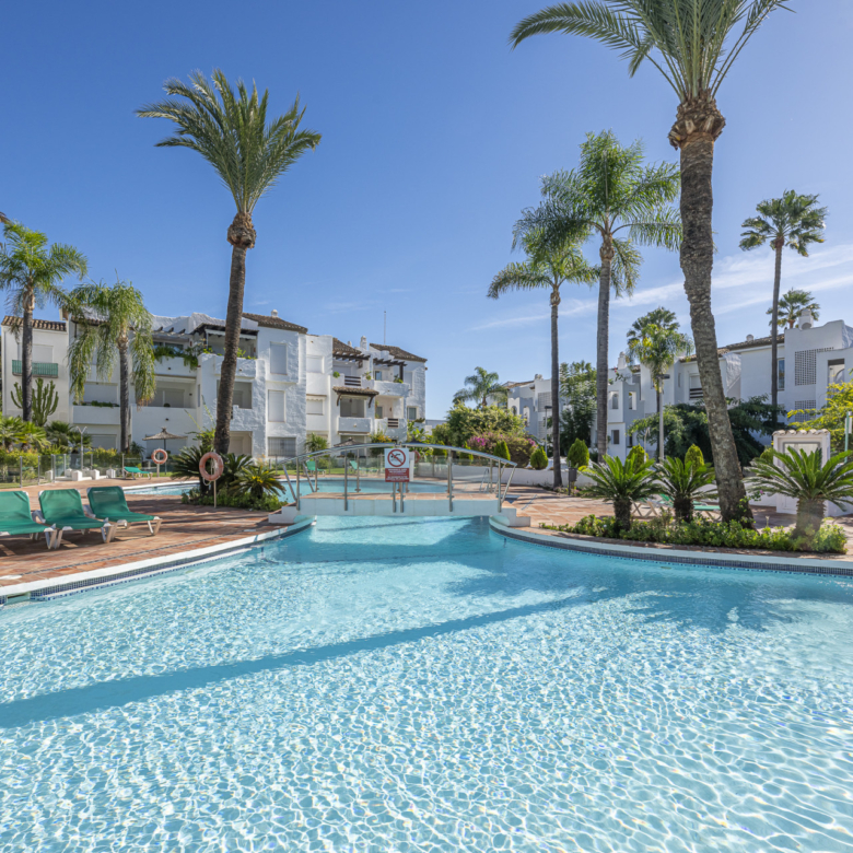 Strandnahes Erdgeschoss-Apartment mit 3 Schlafzimmern zum Verkauf in Costalita Cádiz, Estepona | New Golden Mile