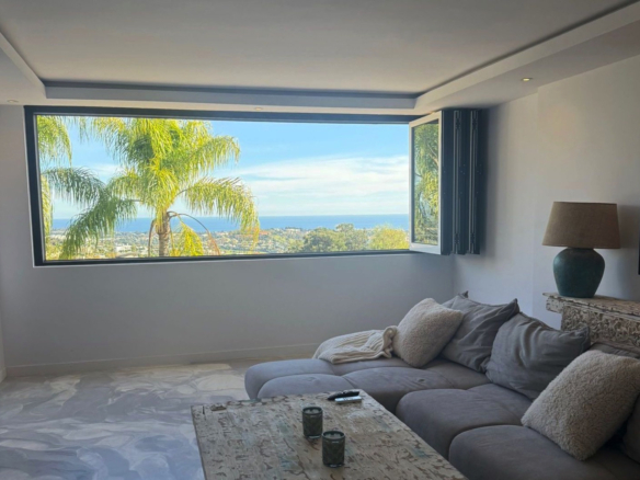 Stunning, fully renovated apartment in Urbanización Las Colinas de Marbella 2