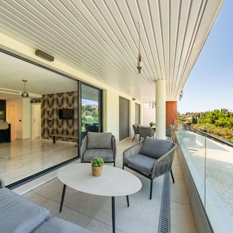 Stylish 3-Bedroom Apartment with Mountain Views - With Rental License!