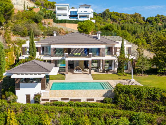 Stylish and modern luxury villa with panoramic sea views in La  Reserva del Alcuzcuz, Benahavis