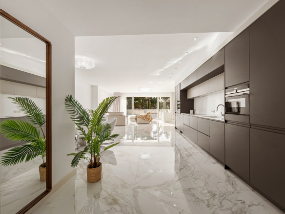 Superb modern apartment - front line beach - Puerto Banus