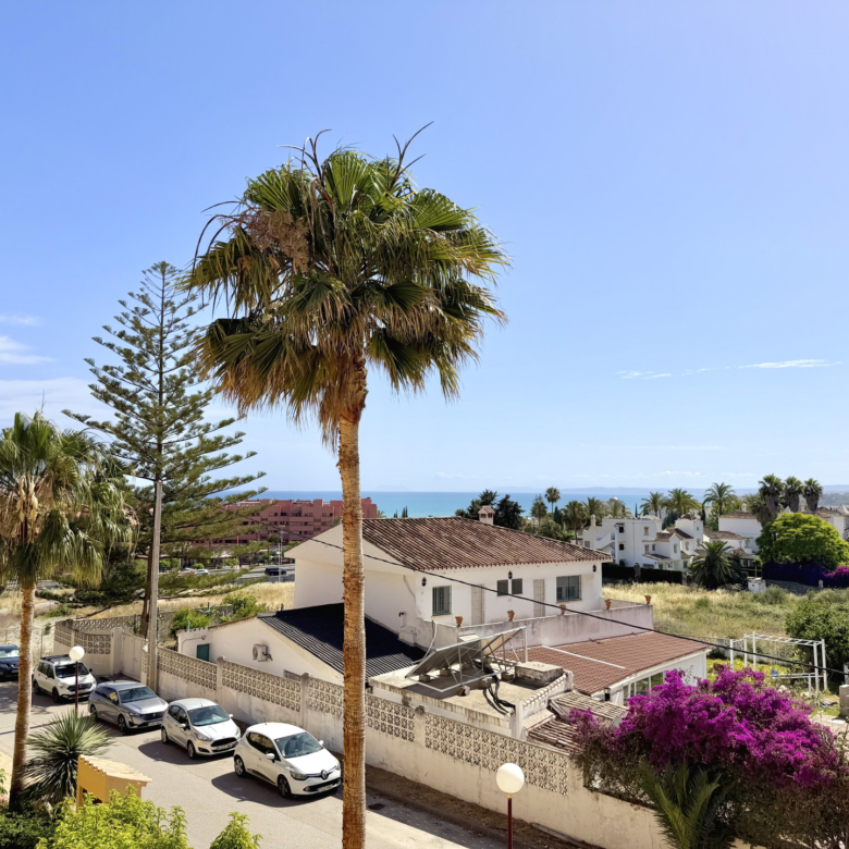 Town house in Cancelada, Estepona East with sea and mountain views, private garden, roof terrace, communal pool and garage for two cars.