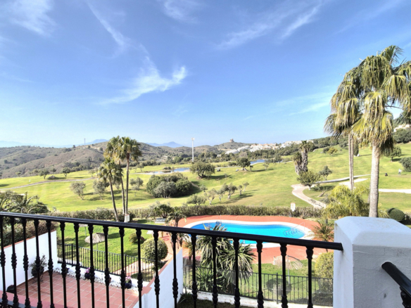 Townhouse with Panoramic Views and Solarium in Alhaurín Golf.