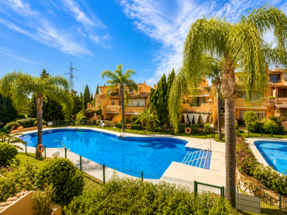 Traumhaftes Eckreihenhaus an der renommierten Goldenen Meile von Marbella.