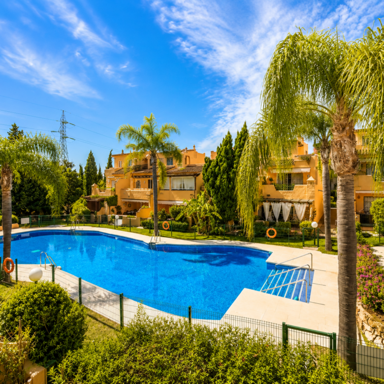 Traumhaftes Eckreihenhaus an der renommierten Goldenen Meile von Marbella.