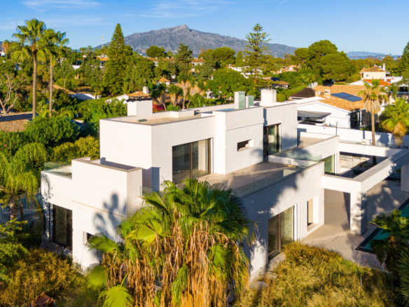 Villa Maya je nádherná čtyřpokojová moderní plážová vila, v současné době ve výstavbě na okraji Guadalmina Baja