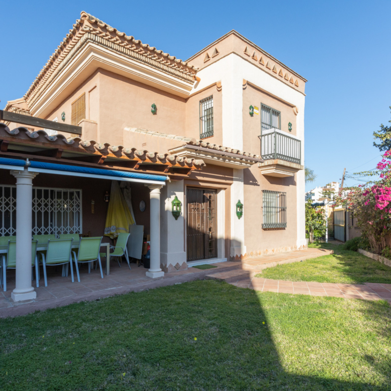 Villa for Sale in Las Petunias, San Pedro de Alcántara – Excellent Investment Opportunity