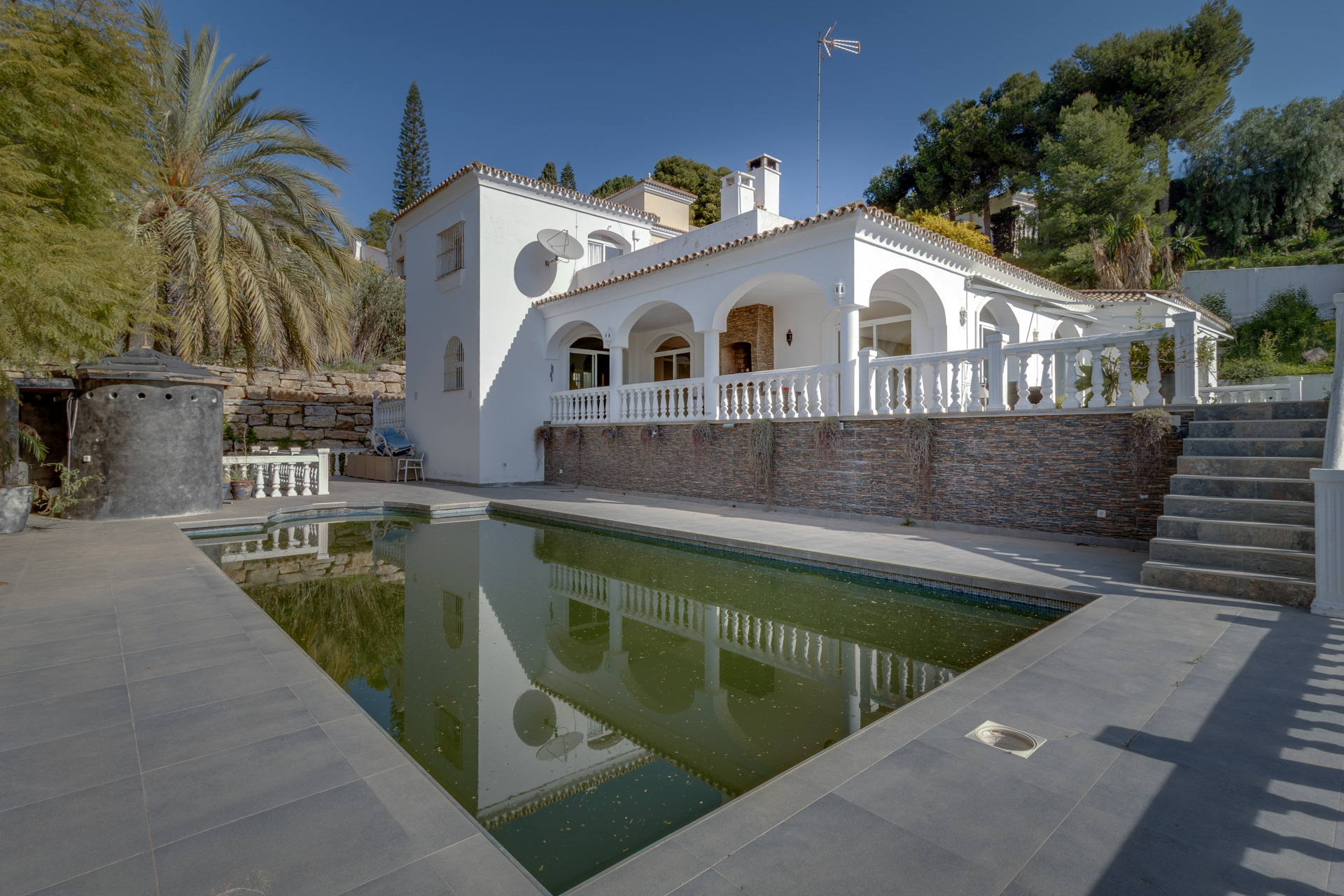 Villa independiente en Paraíso Alto con gran parcela y múltiples posibilidades