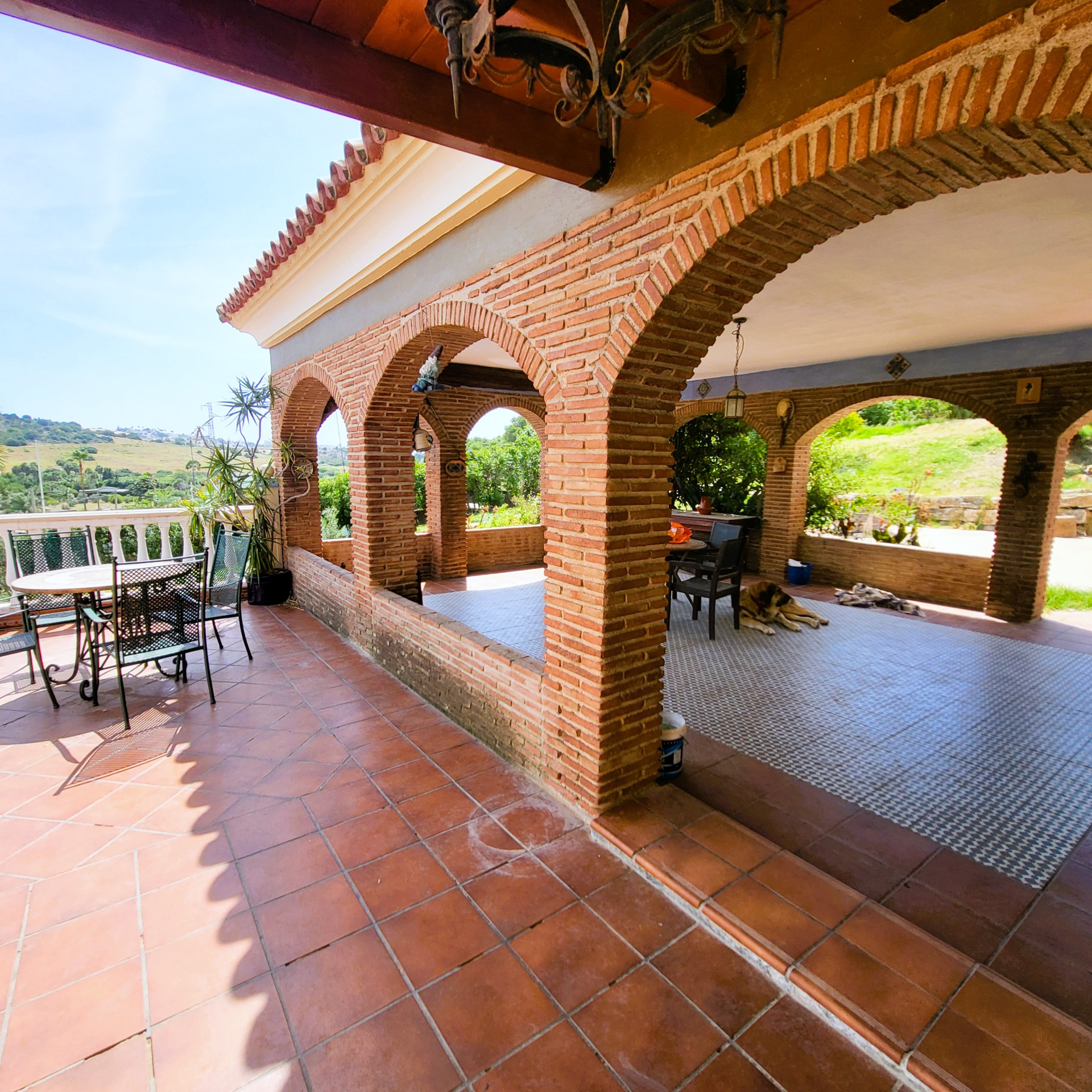 Villa mit zwei separaten Wohnungen, großem Grundstück und privatem Pool in Valle Romano, Estepona Oeste