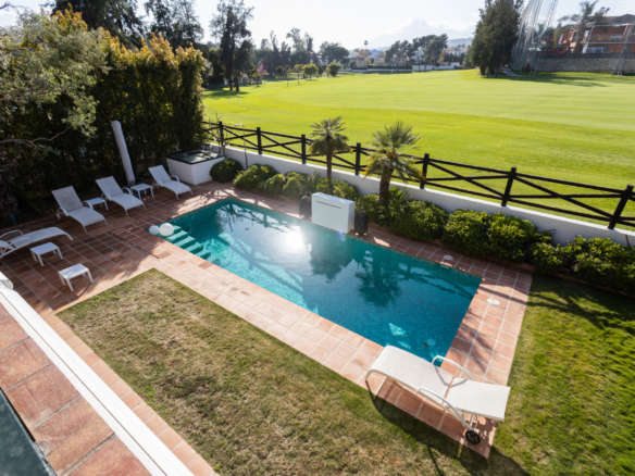 Villa with private pool on the golf course front line – Isla de Guadalmina, Guadalmina Alta