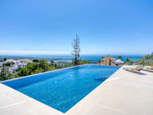 Vynikající, pět ložnice Villa se nachází v Altos de Los Monteros s panoramatickým výhledem na moře