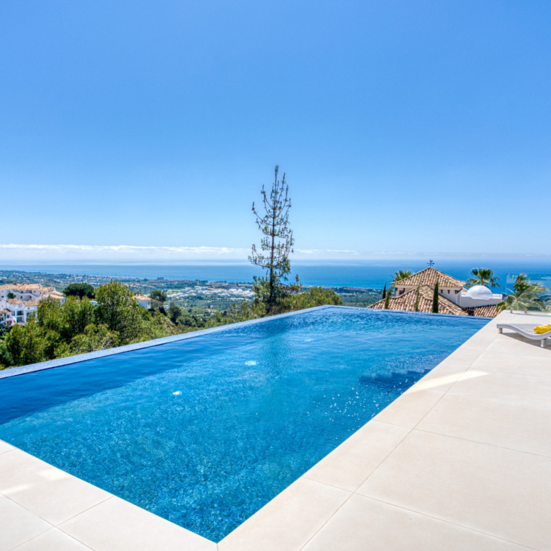 Vynikající, pět ložnice Villa se nachází v Altos de Los Monteros s panoramatickým výhledem na moře
