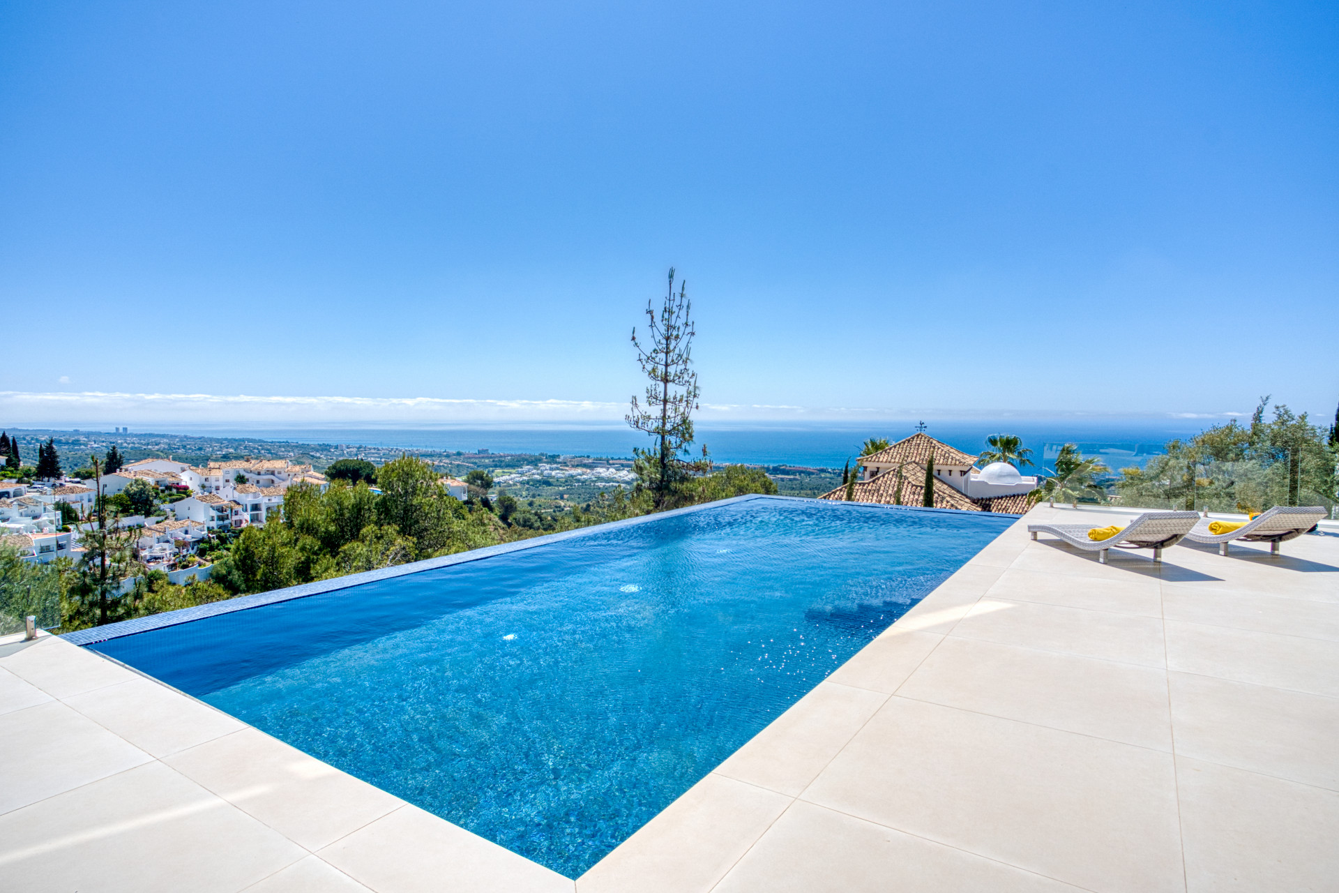 Vynikajici pet loznice Villa se nachazi v Altos de Los Monteros s panoramatickym vyhledem na more 1