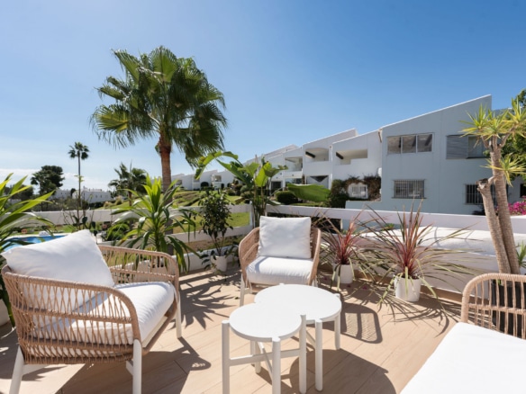 Welcome to this beautifully renovated 2 bedroom top floor apartment with amazing views in Nueva Andalucía!