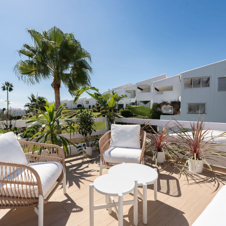 Welcome to this beautifully renovated 2 bedroom top floor apartment with amazing views in Nueva Andalucía!