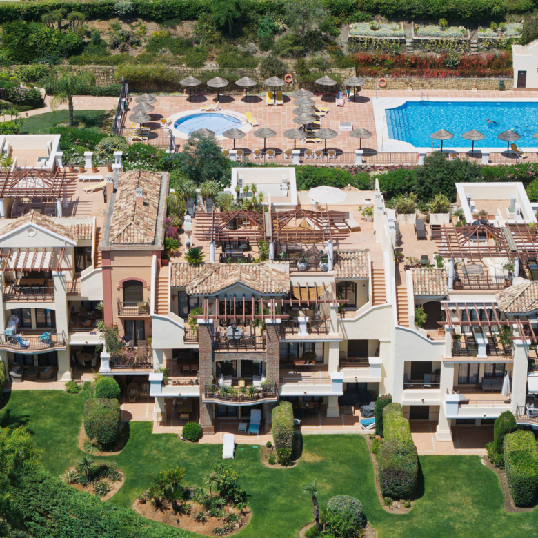 Welcome to this beautifully renovated penthouse offering bright, contemporary living in a tranquil Andalusian urbanization!