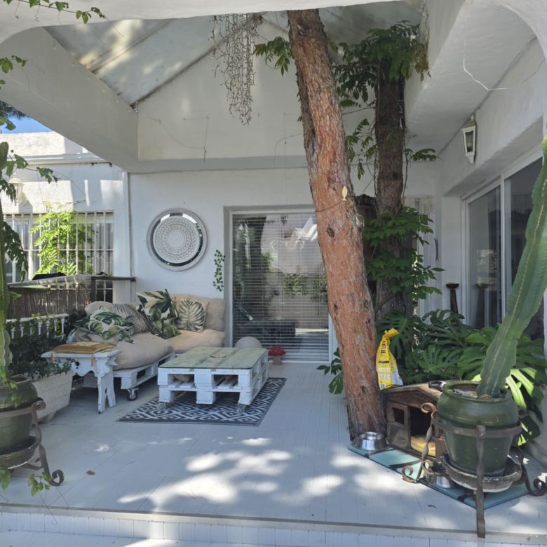Your Mediterranean Heaven: An Indoor-Outdoor Masterpiece 3 bedrooms' bungalow in Reserva de Marbella within walking to amenities and to the beach