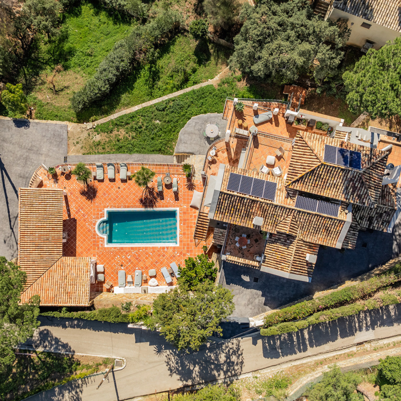 "Exklusive andalusische Luxusvilla mit 4 Schlafzimmern und viel Charakter zum Verkauf in El Madroñal, Benahavis