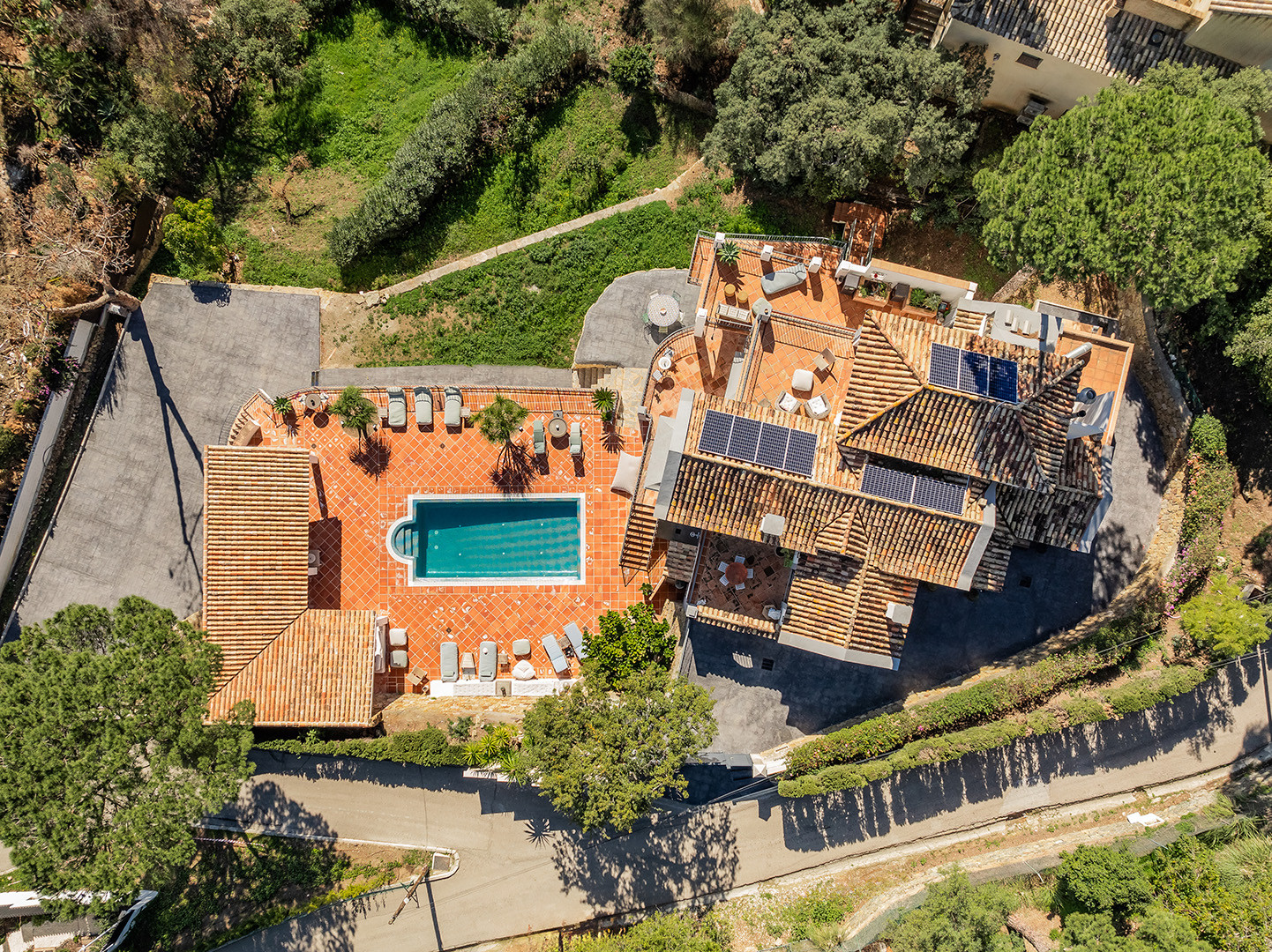 "Exklusive andalusische Luxusvilla mit 4 Schlafzimmern und viel Charakter zum Verkauf in El Madroñal, Benahavis