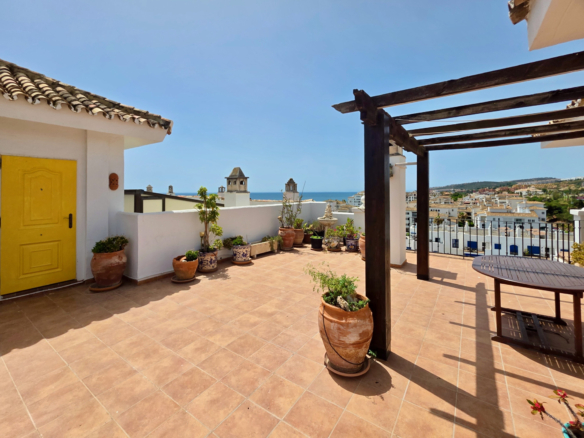 3-bed top-floor penthouse with sea and marina views, Puerto de la Duquesa