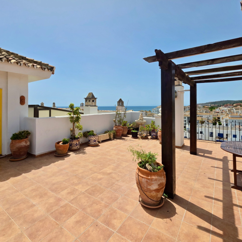 3-bed top-floor penthouse with sea and marina views, Puerto de la Duquesa