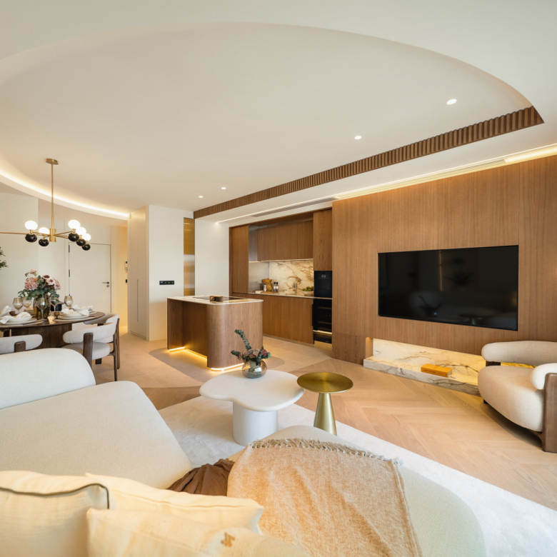 Außergewöhnlich renovierte 3-Zimmer-Wohnung an Marbellas Goldener Meile mit Panoramablick auf das Meer